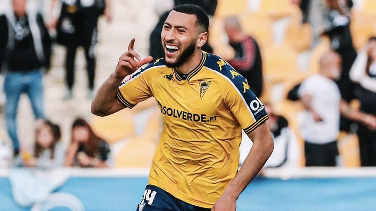 Marokkaans international Yanis Begraoui trefzeker voor Estoril in Estádio da Luz